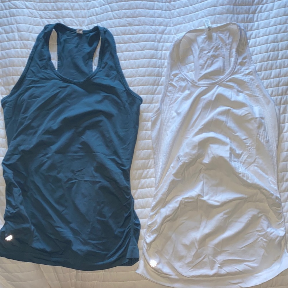 Athleta momentum tanks! Set of two! Size small like new condition.